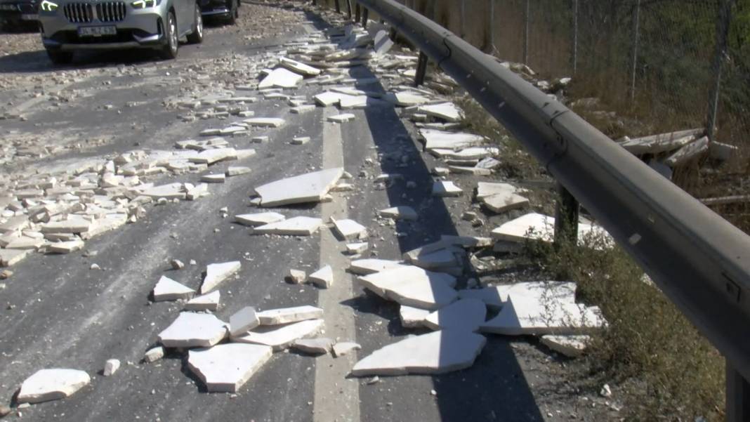 TIR’ın dorsesinden saçılan mermerler otoyolu felç etti 9